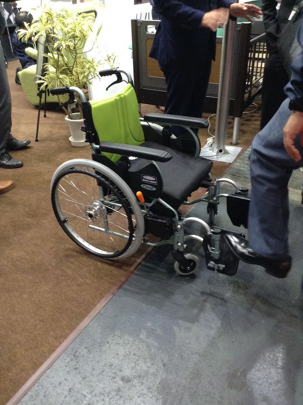高齢者、介護予防　車椅子、補助具09
