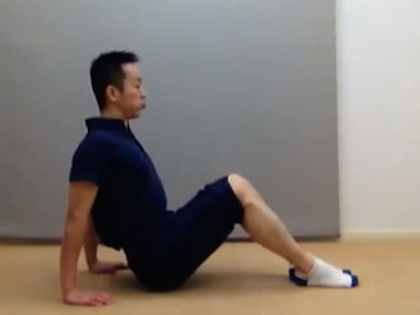 腕のたるみ解消に 座りながらできる二の腕引締め筋トレ法 大阪のパーソナルトレーニングジム 腰痛 姿勢改善フィットネス