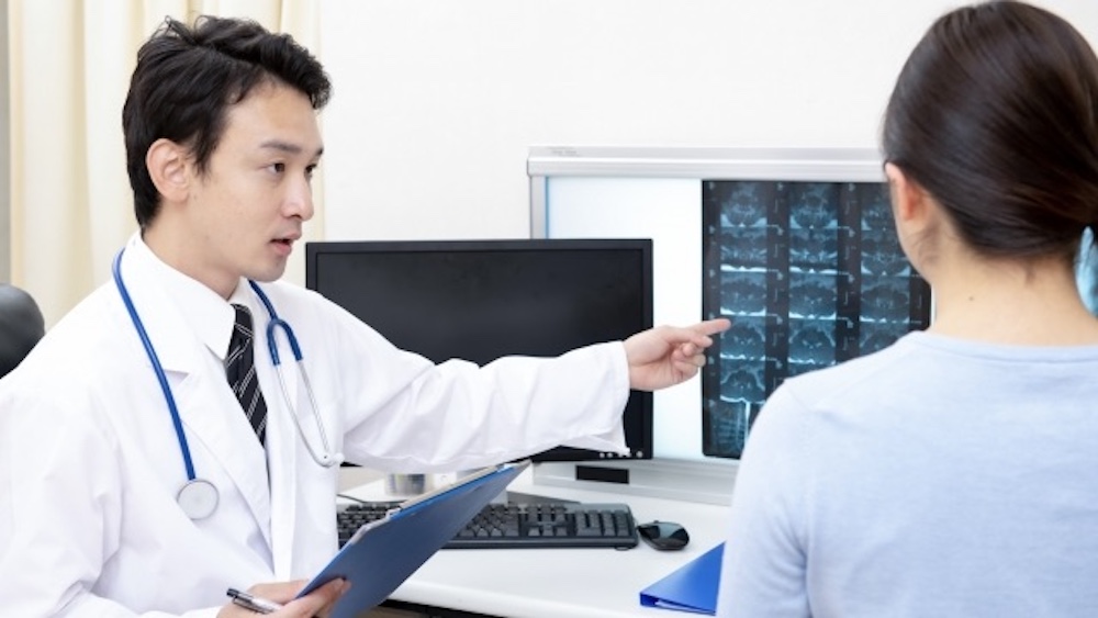 医師が診断している様子