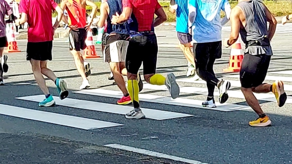 マラソン大会で走るランナー