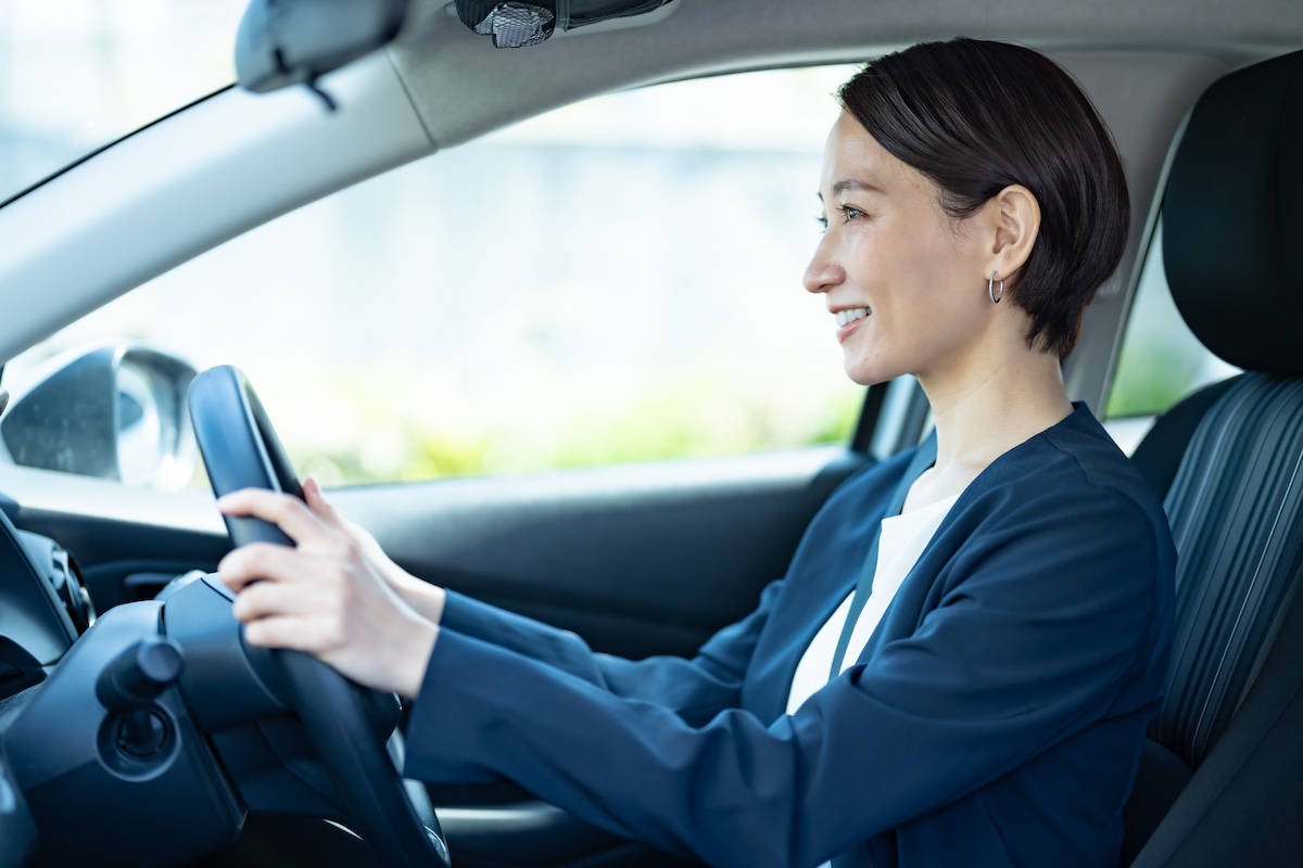 車を運転している女性座りすぎ