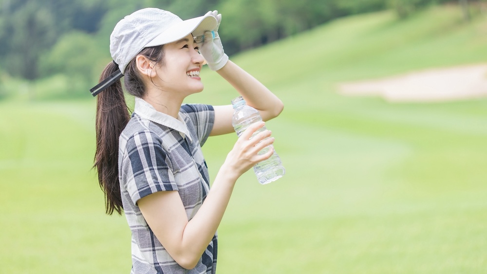 水分補給をするゴルファー
