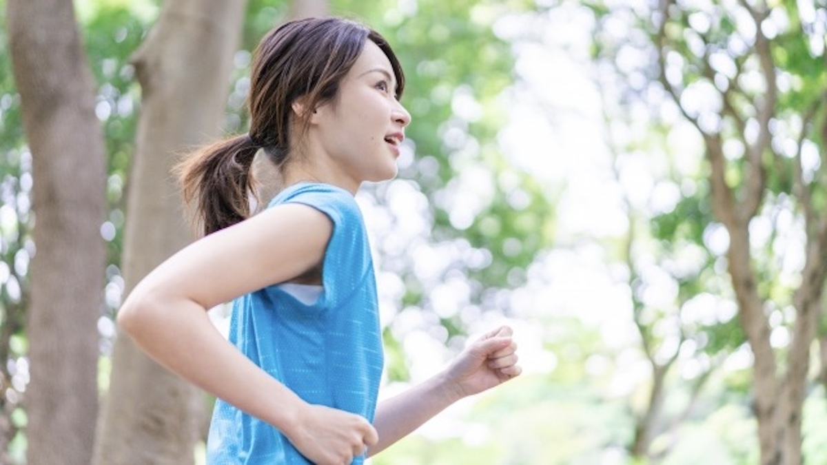 公園でランニングする女性フィットネス2024