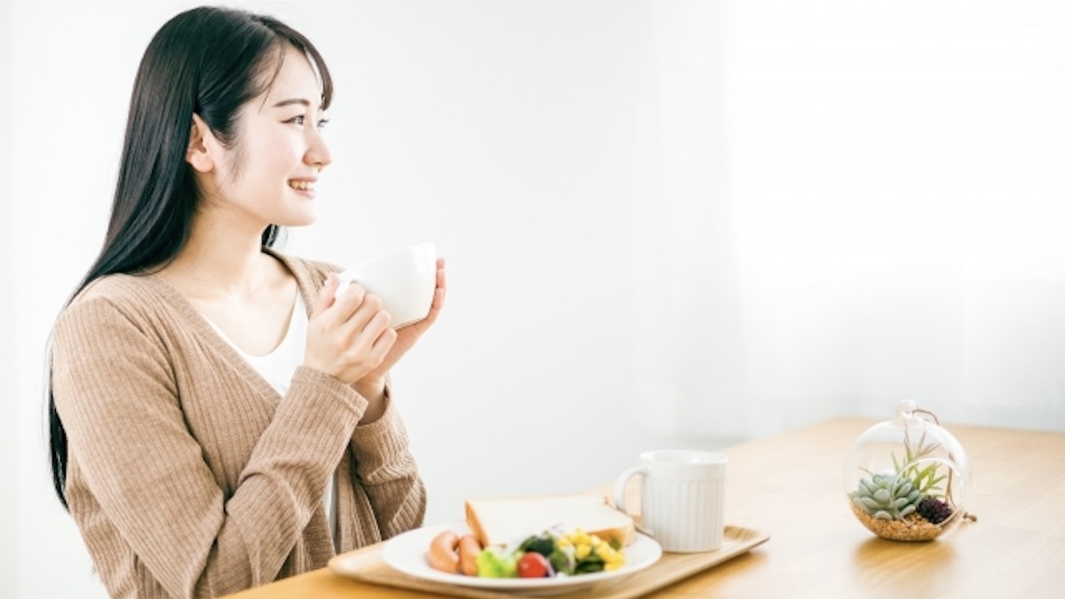 朝食を食べる女性　栄養を摂る