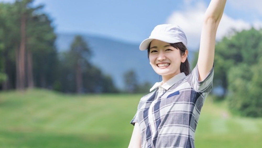 ゴルフをする女性