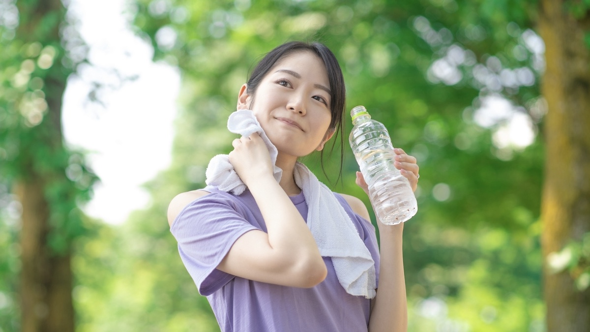 水分補給をする女性フィットネス2