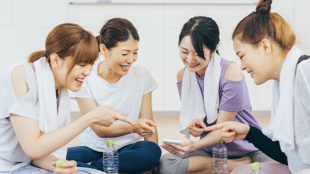 フィットネス仲間 トレーニングジムで励まし合う