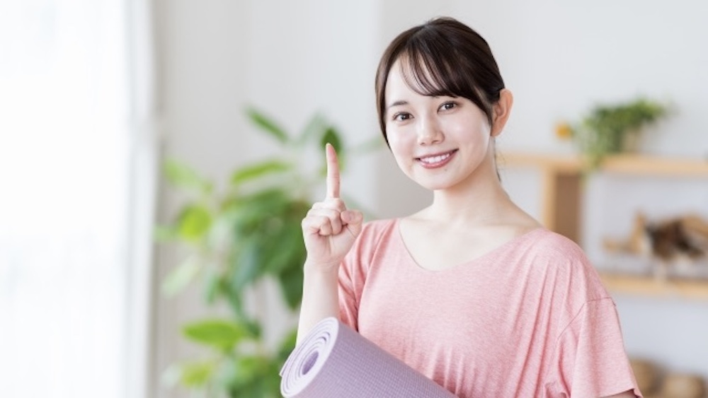 フィットネスヨガをしている女性