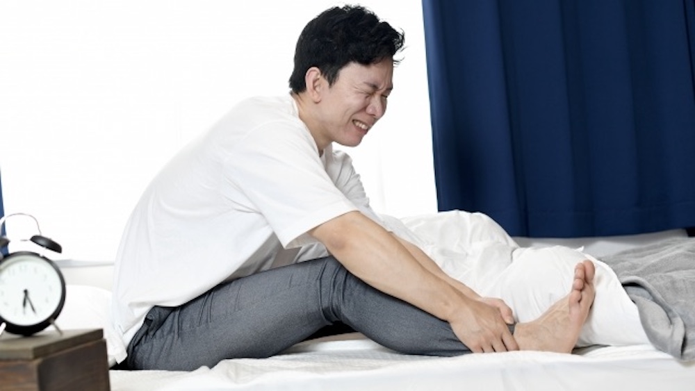 足がつっている人 足の痙攣
