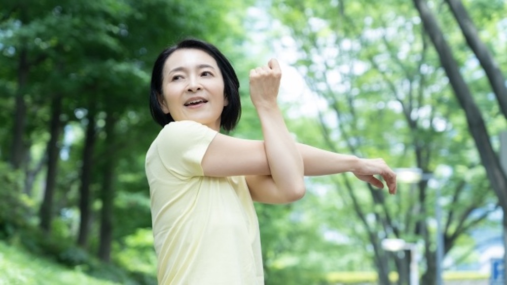 ストレッチをしている女性
