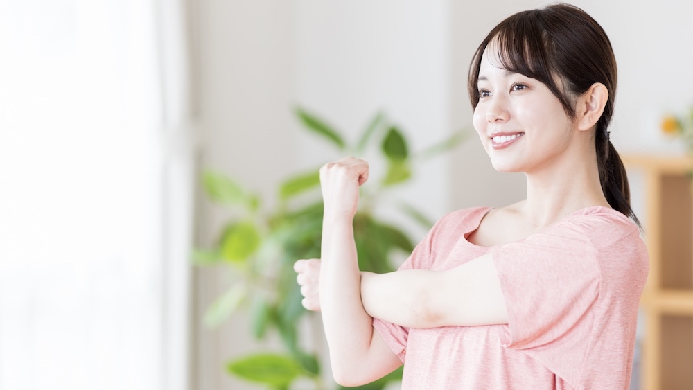ストレッチをする女性