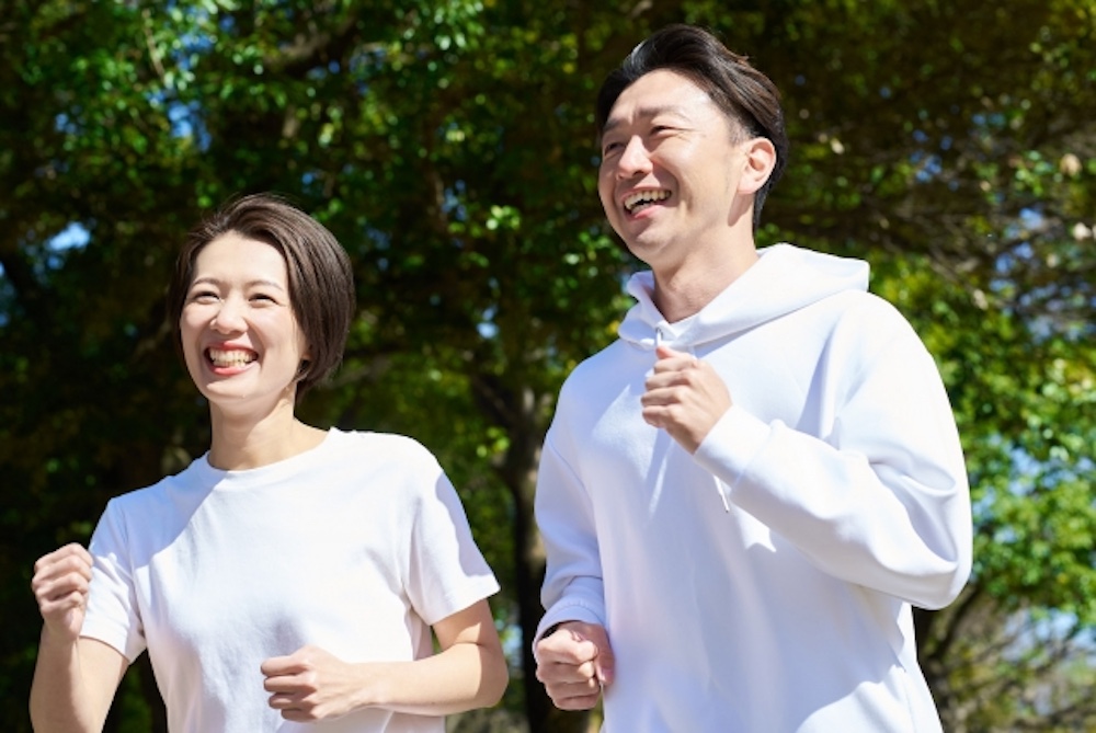 ウォーキングをしている夫婦　シニア