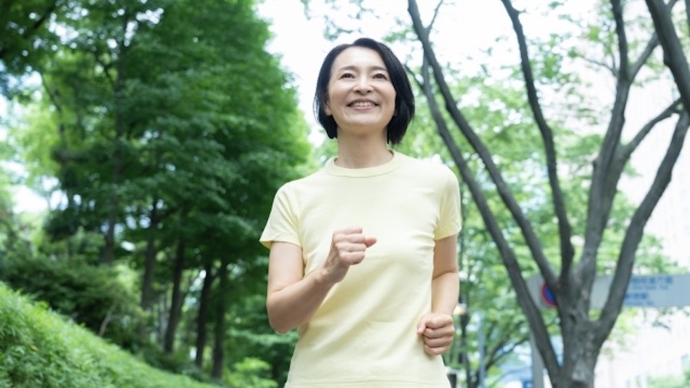 ウォーキングをしている50代の女性