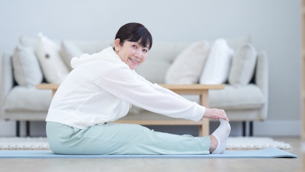 ストレッチをしているシニア女性
