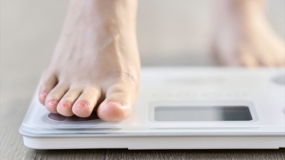 体重計にのる人